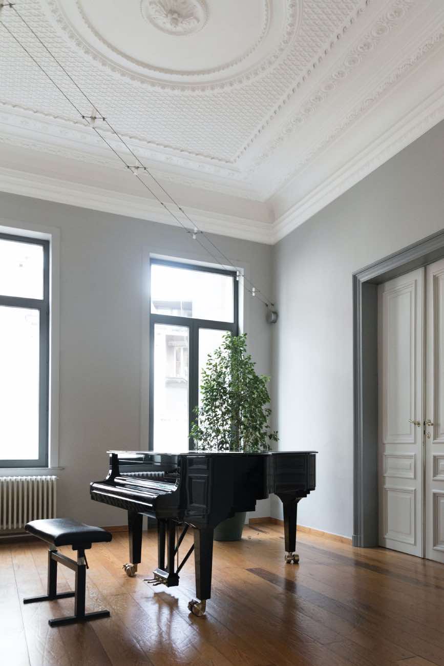 decoración parisina con molduras de techo y piano de cola