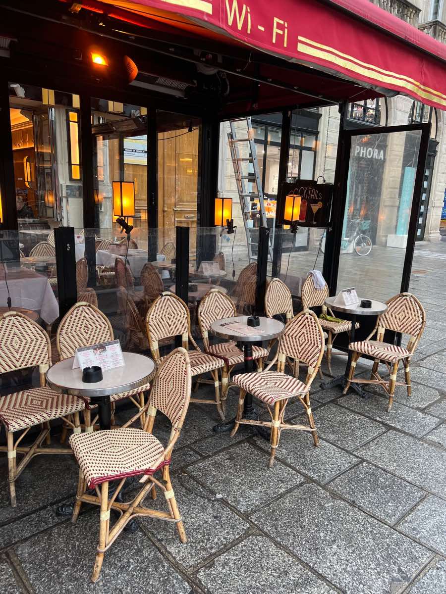 decoración estilo parisino, mesas y sillas de terrazas en parís