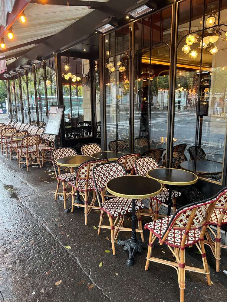 decoración estilo parisino, mesas y sillas de terrazas en parís