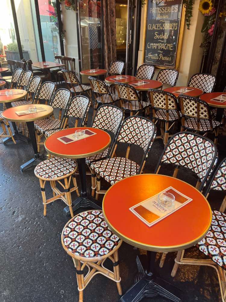 decoración estilo parisino, mesas rojas de cafetería en parís