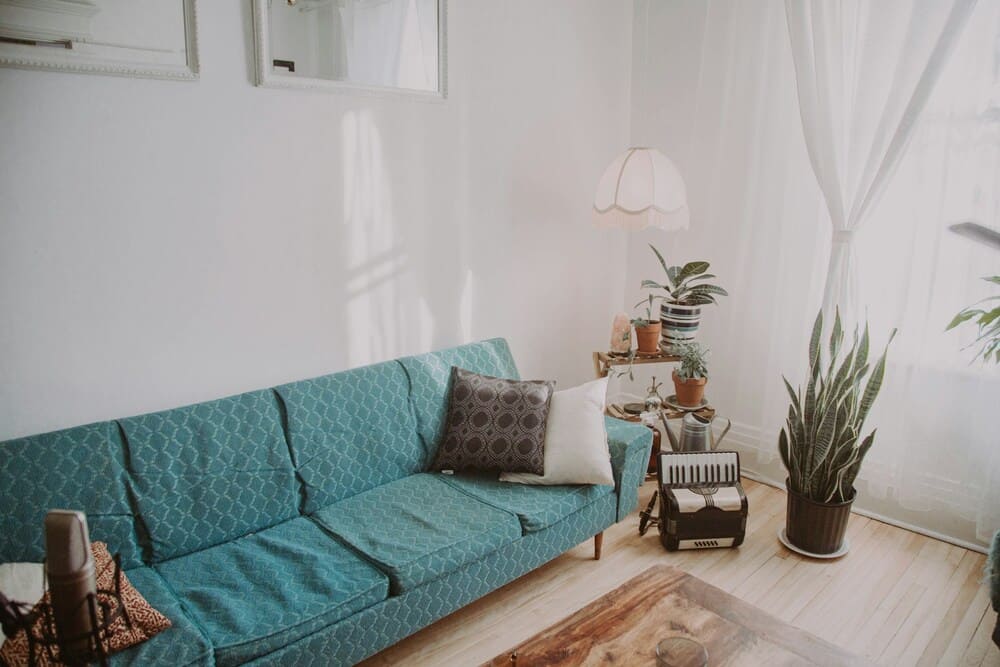 sala de estar aconchegante com combinação de luz natural e luminária