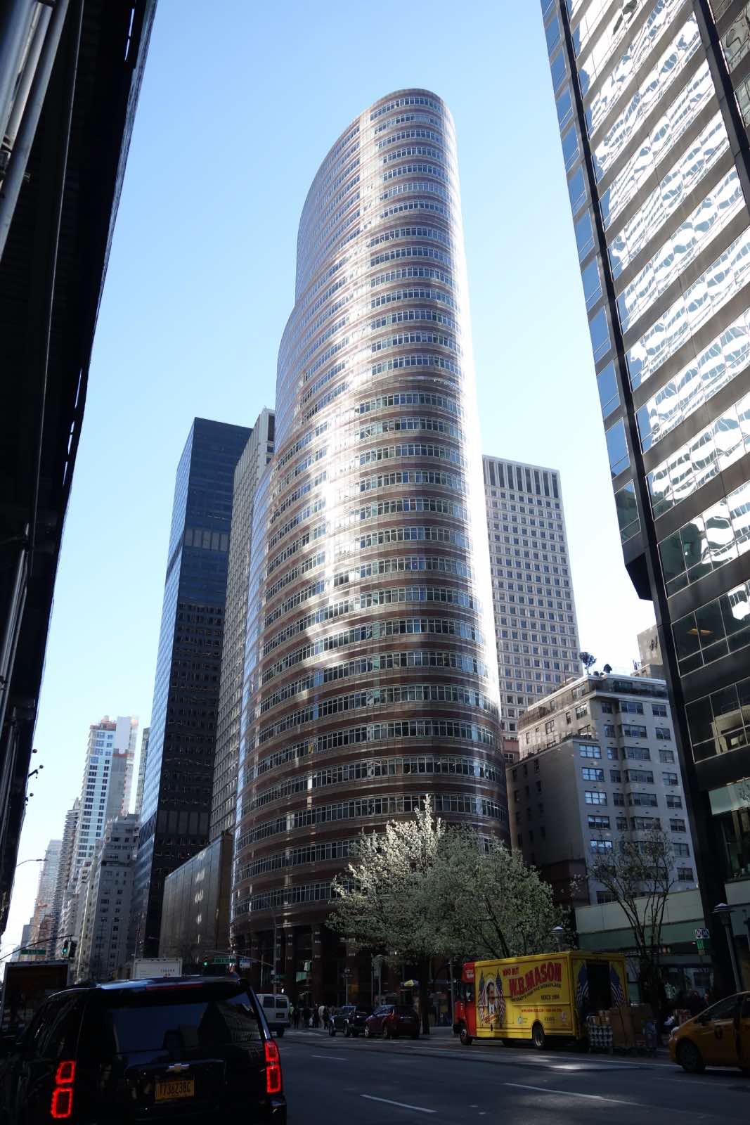 obras de Philip Johnson: Edificio Lipstick, Nueva York.  rascacielos de cristal