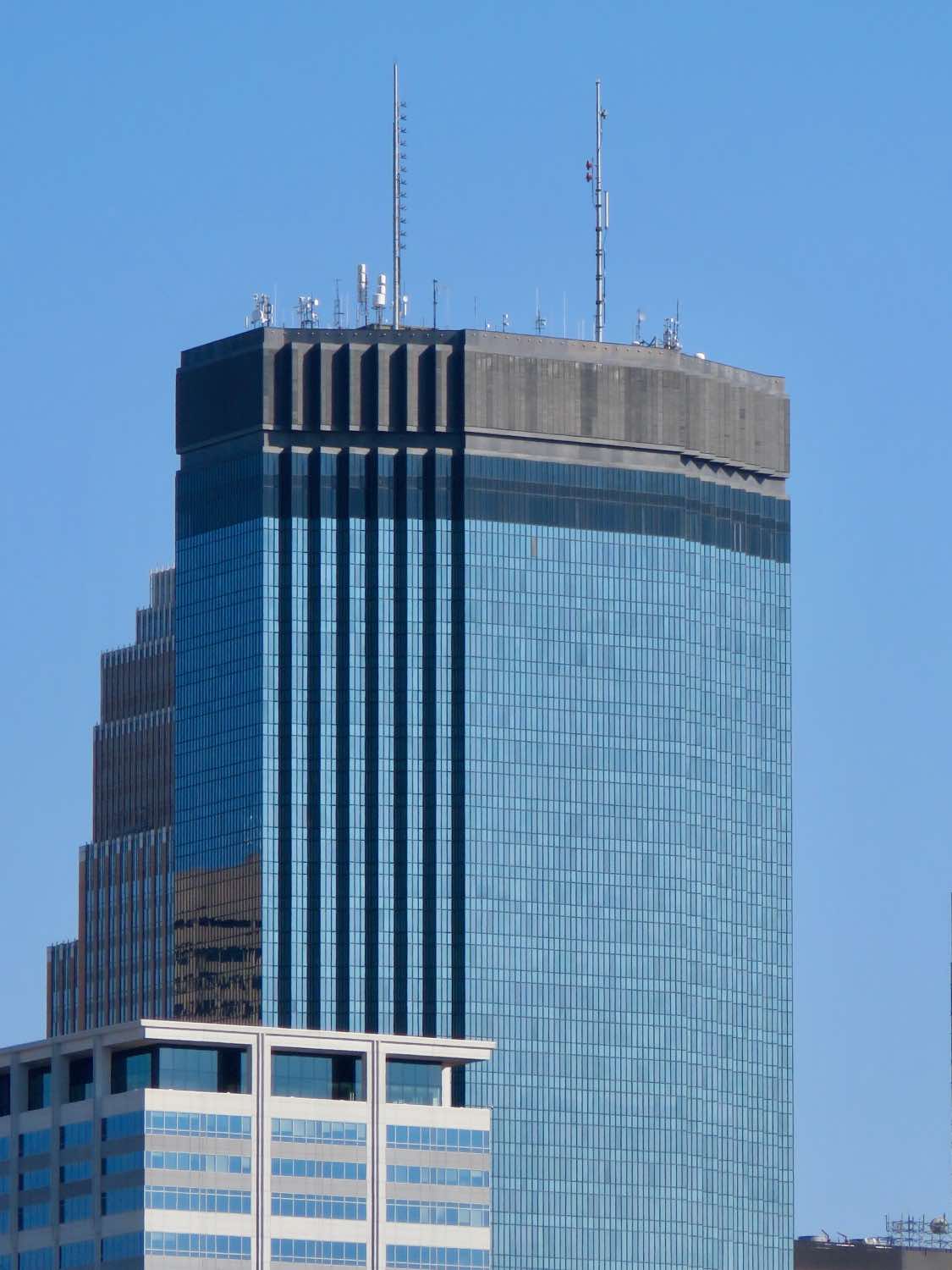 obras de Philip Johnson: IDS Center, Minneapolis. rascacielos cristal