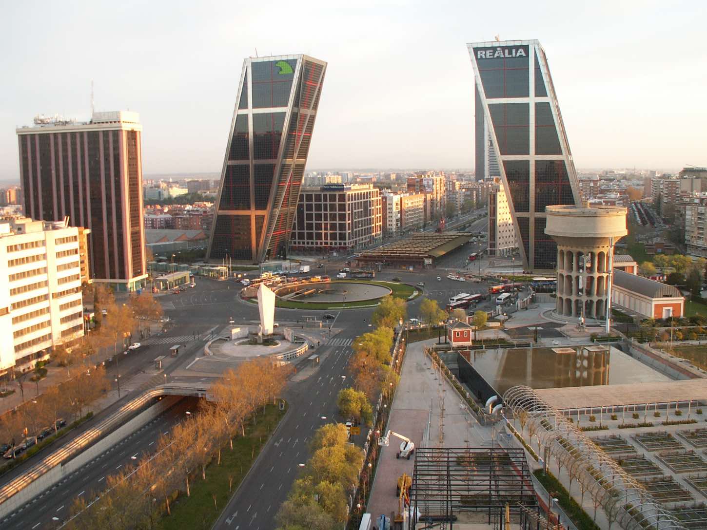 12 obras de Philip Johnson: Puerta de Europa (Torres Kio), Madrid.