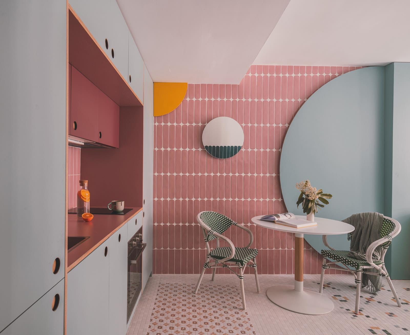 Un pequeño estudio a todo color en Carabanchel, cocina con azulejos