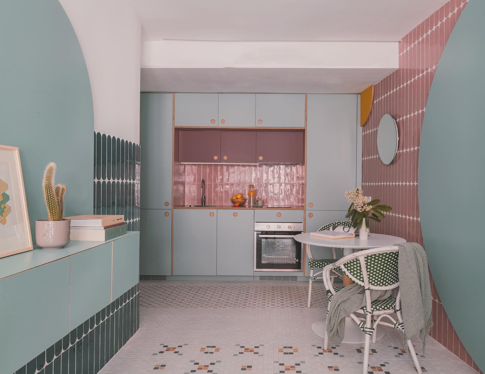 Un pequeño estudio a todo color en Carabanchel, cocina apartamento azulejos