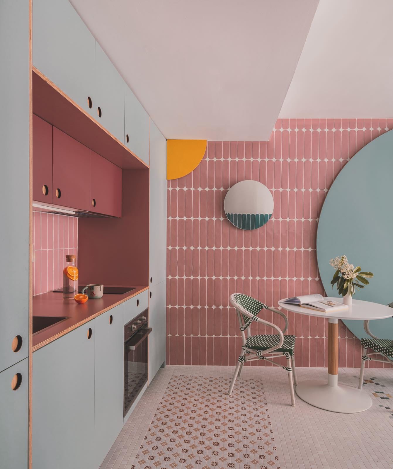Un pequeño estudio a todo color en Carabanchel, cocina con azulejos rosas