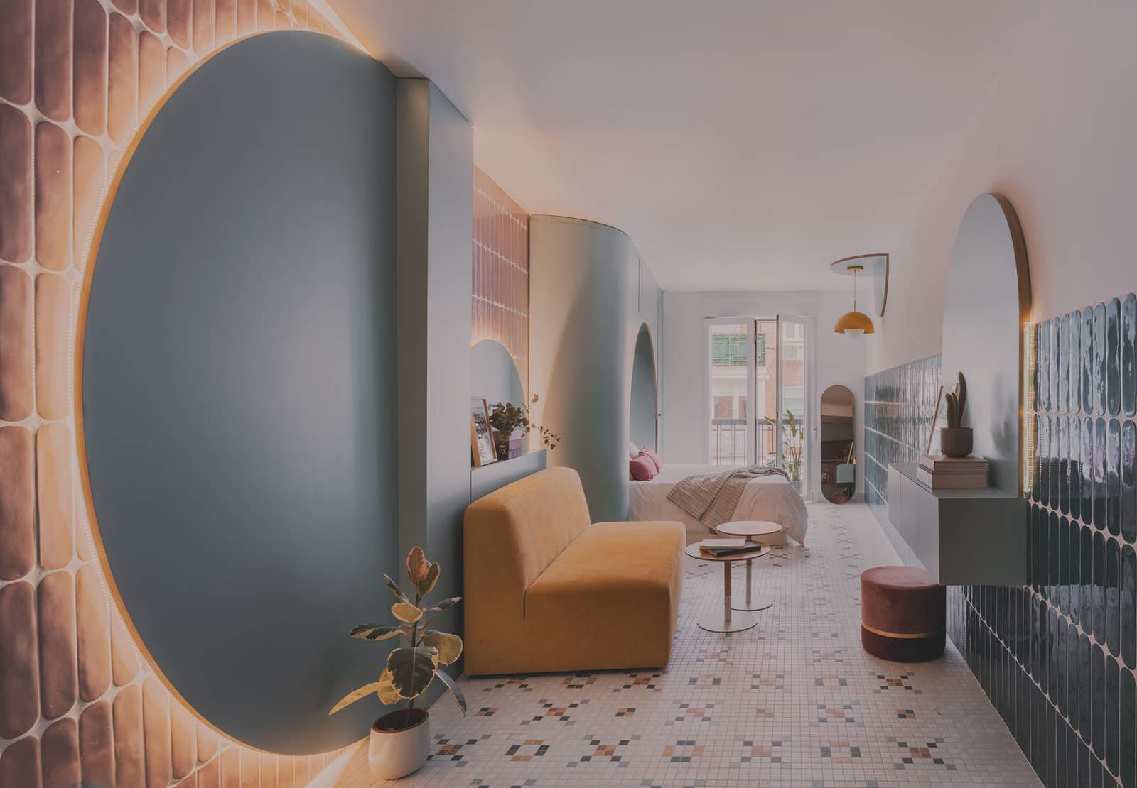 Un pequeño estudio a todo color en Carabanchel, estudio con dormitorio y sofá