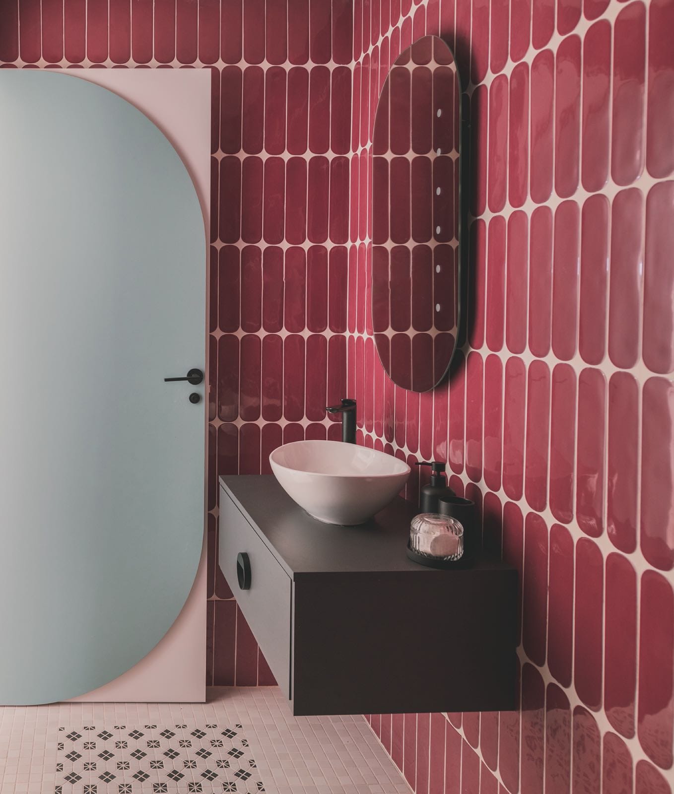 Un pequeño estudio a todo color en Carabanchel, baño azulejos