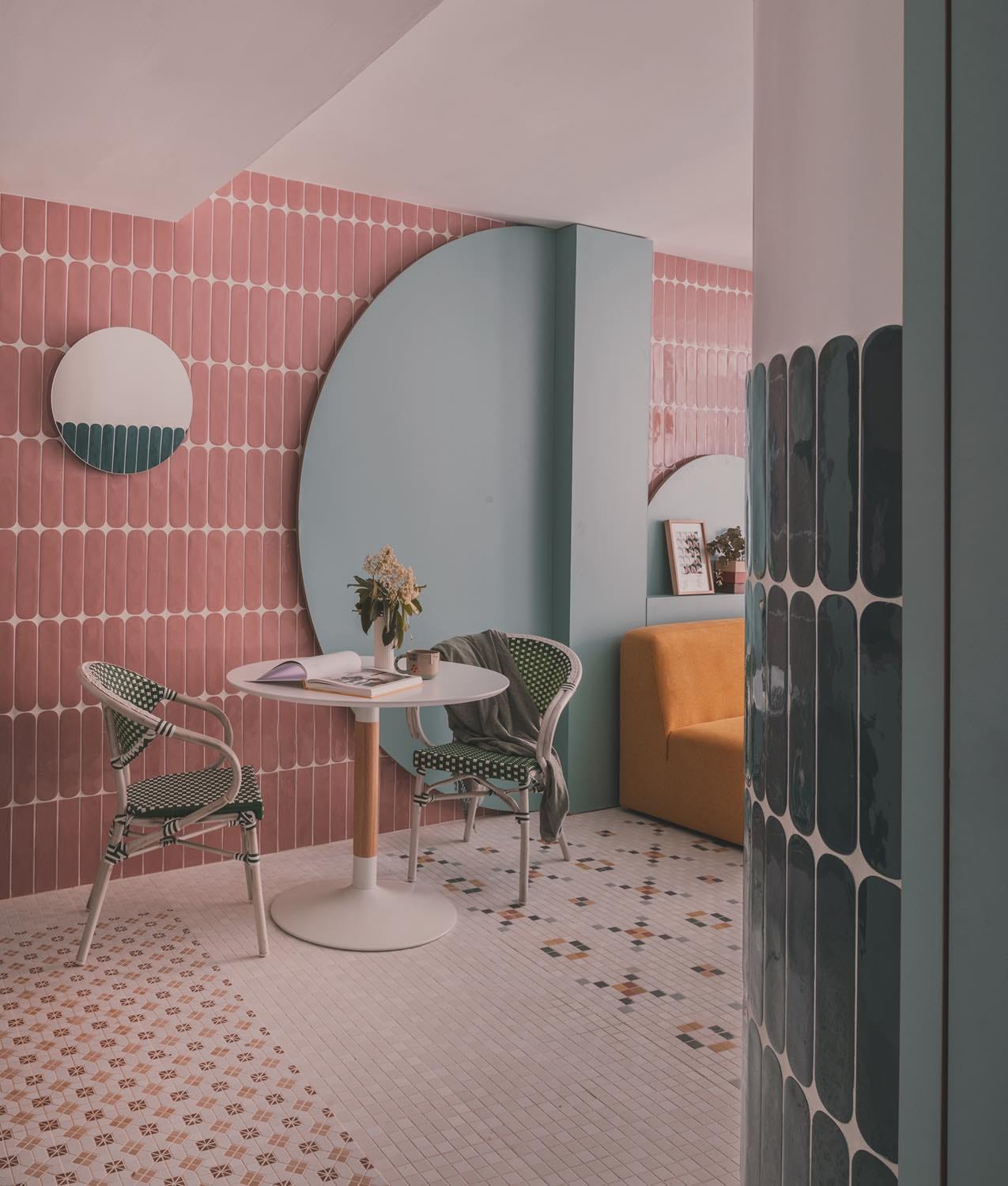 Un pequeño estudio a todo color en Carabanchel, azulejos apartamento