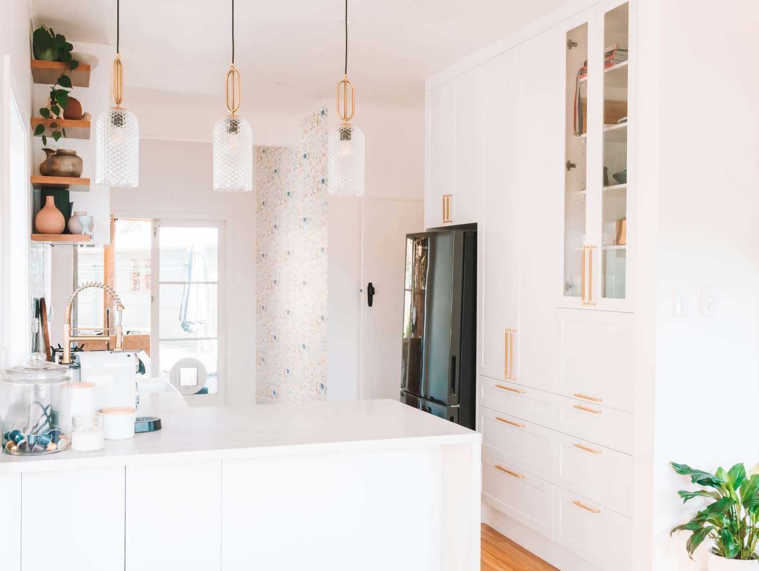 cocinas blancas con madera: con iluminación colgante, lámparas