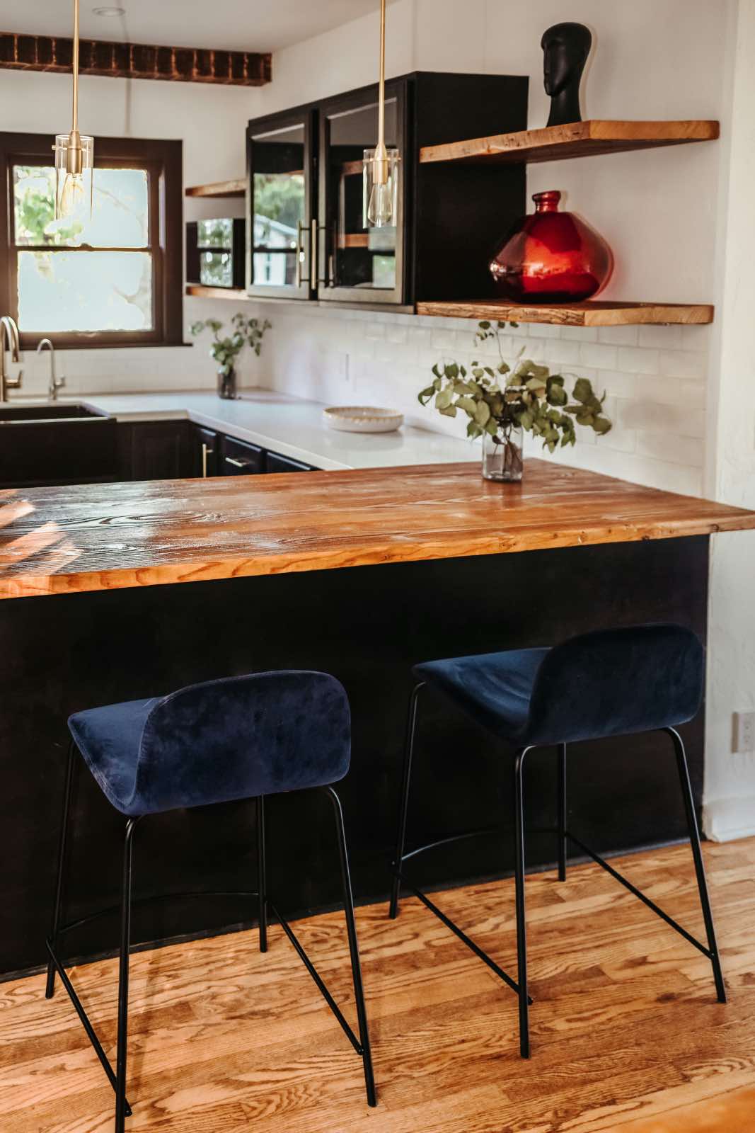cocina estilo industrial blanca y negra con madera rústica