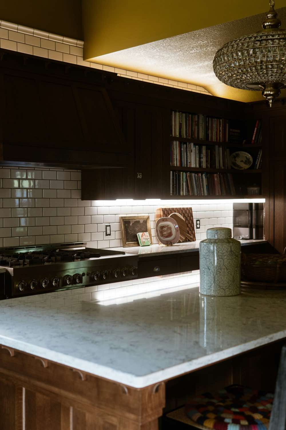 cocinas blancas con madera: con muebles oscuros.