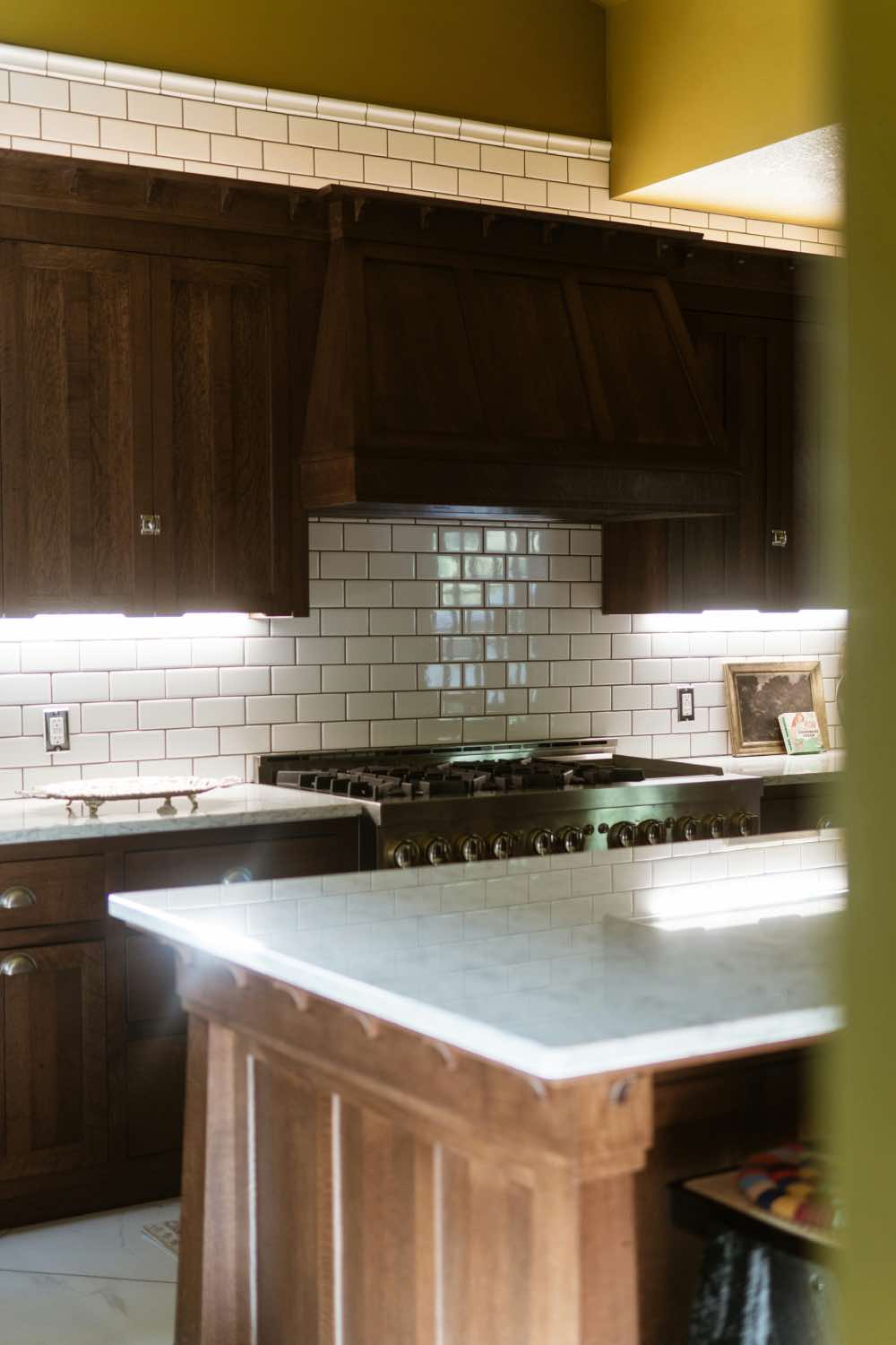 cocinas blancas con madera: con muebles oscuros.