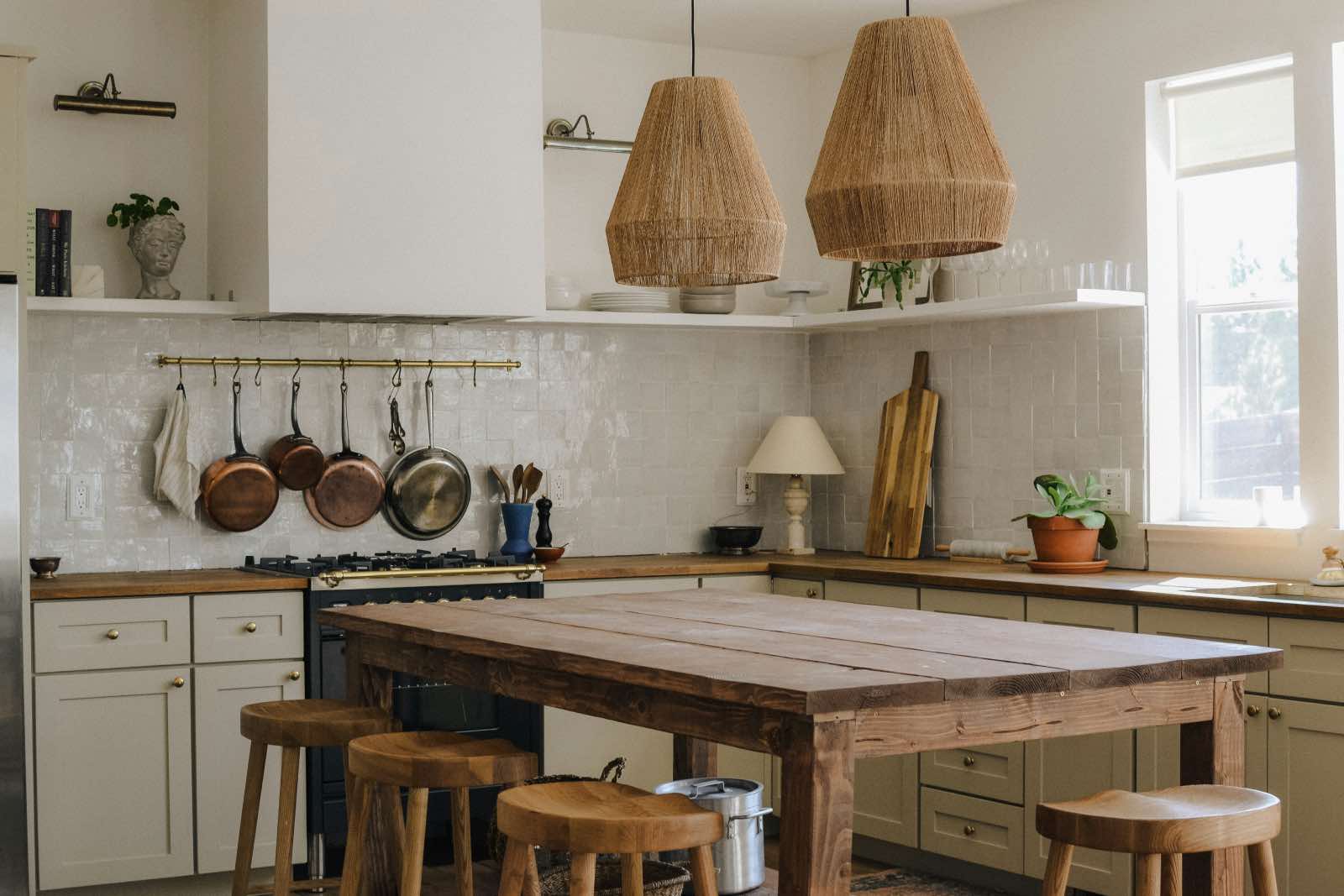 cocina rústica con isla de madera y paredes blancas elegantes