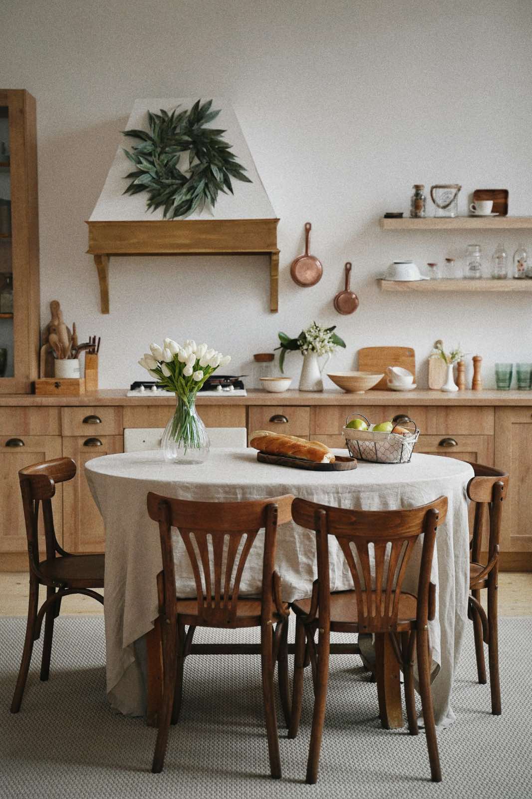 cocina blanca y madera de estilo clásico tradicional con mesa y mantel blanco