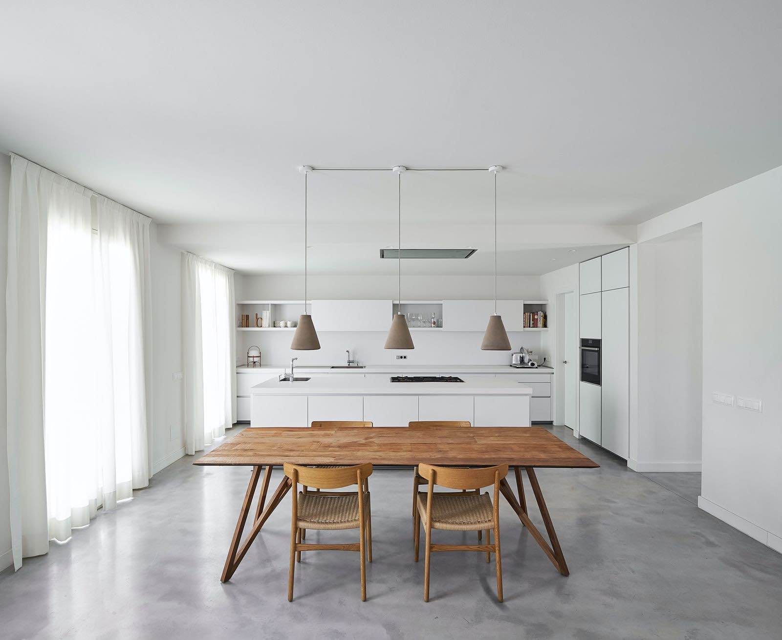 cocina blanca moderna con comedor de madera. Sillas y mesa marrones