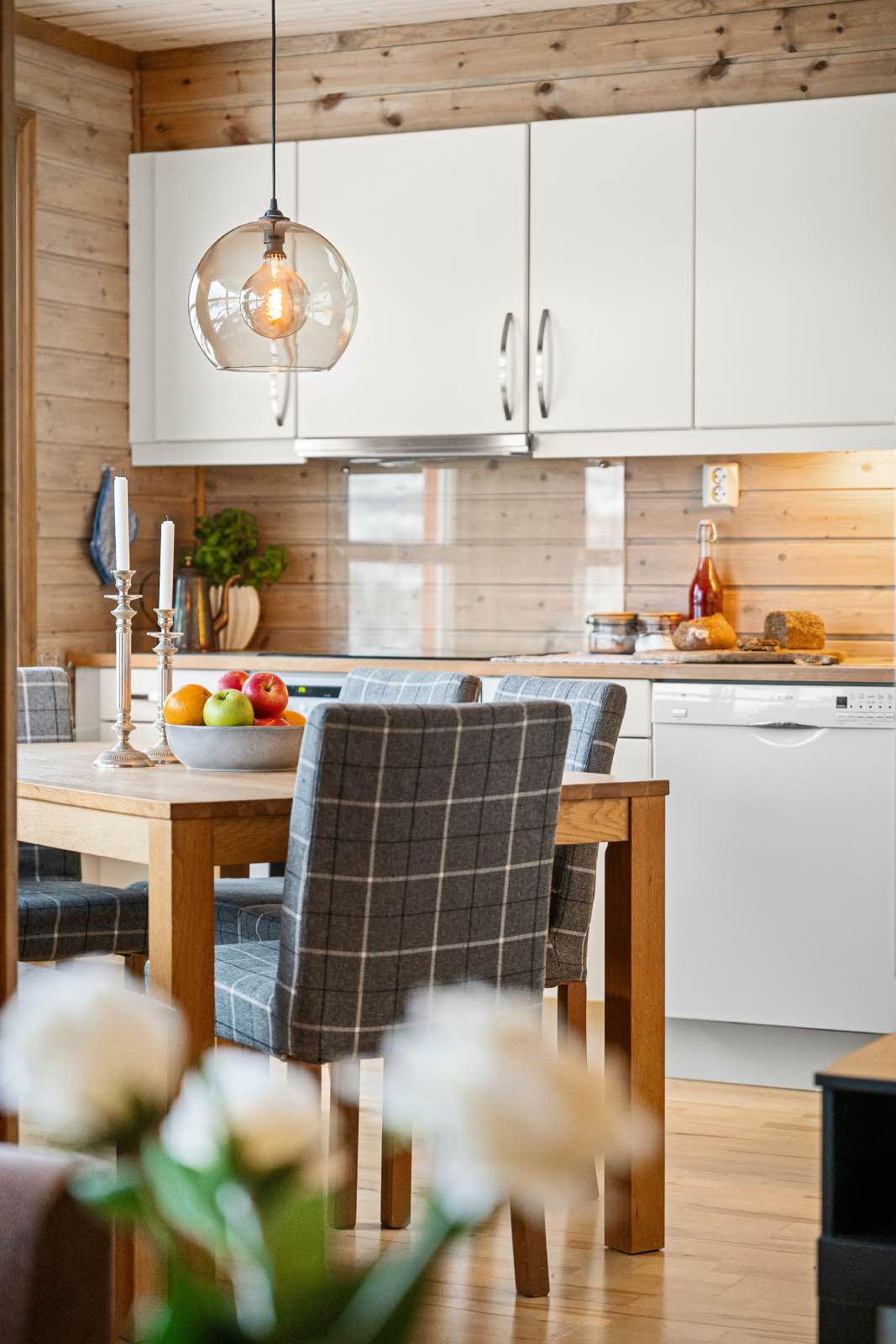 cocina blanca con paneles de madera en las paredes