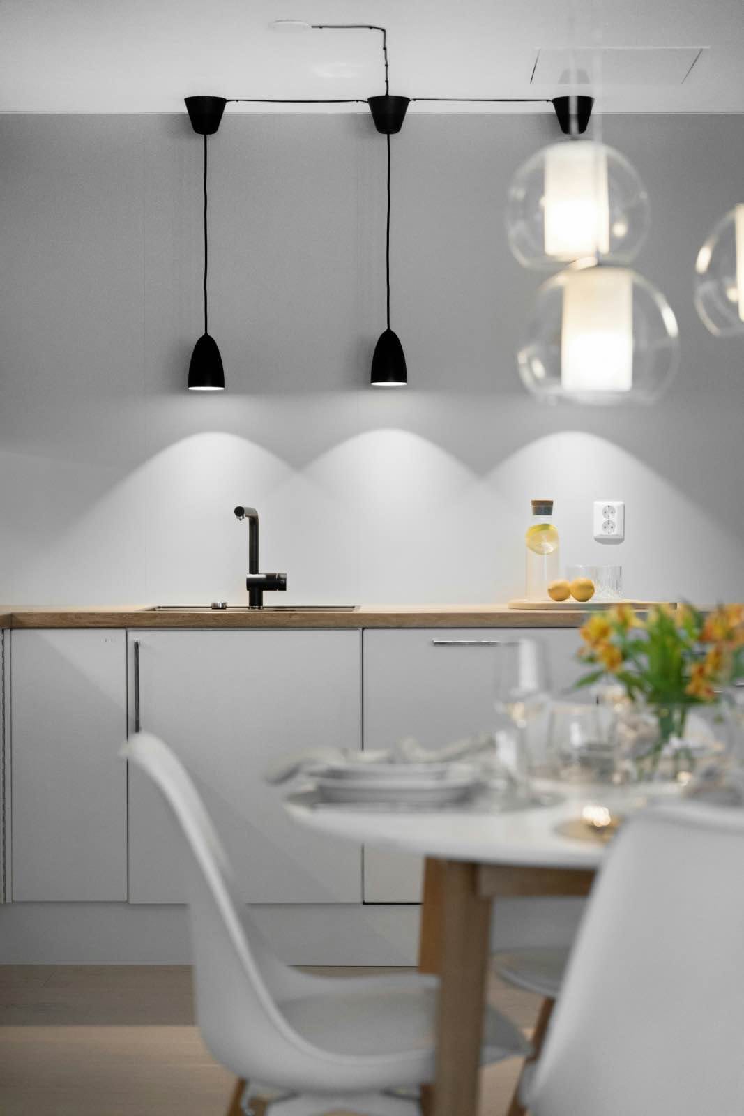 cocina en blanco y madera pequeña