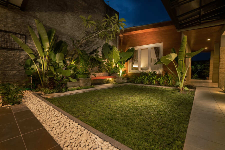 jardim de casa com iluminação de destaque