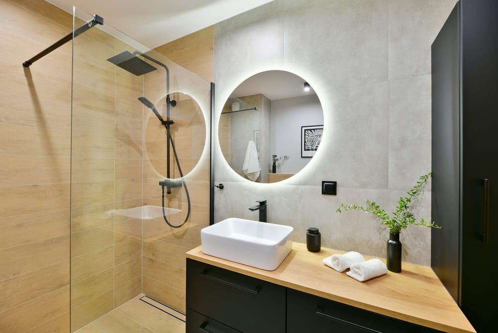 Combinação de luz ambiente e de destaque no banheiro. | Foto: Shutterstock