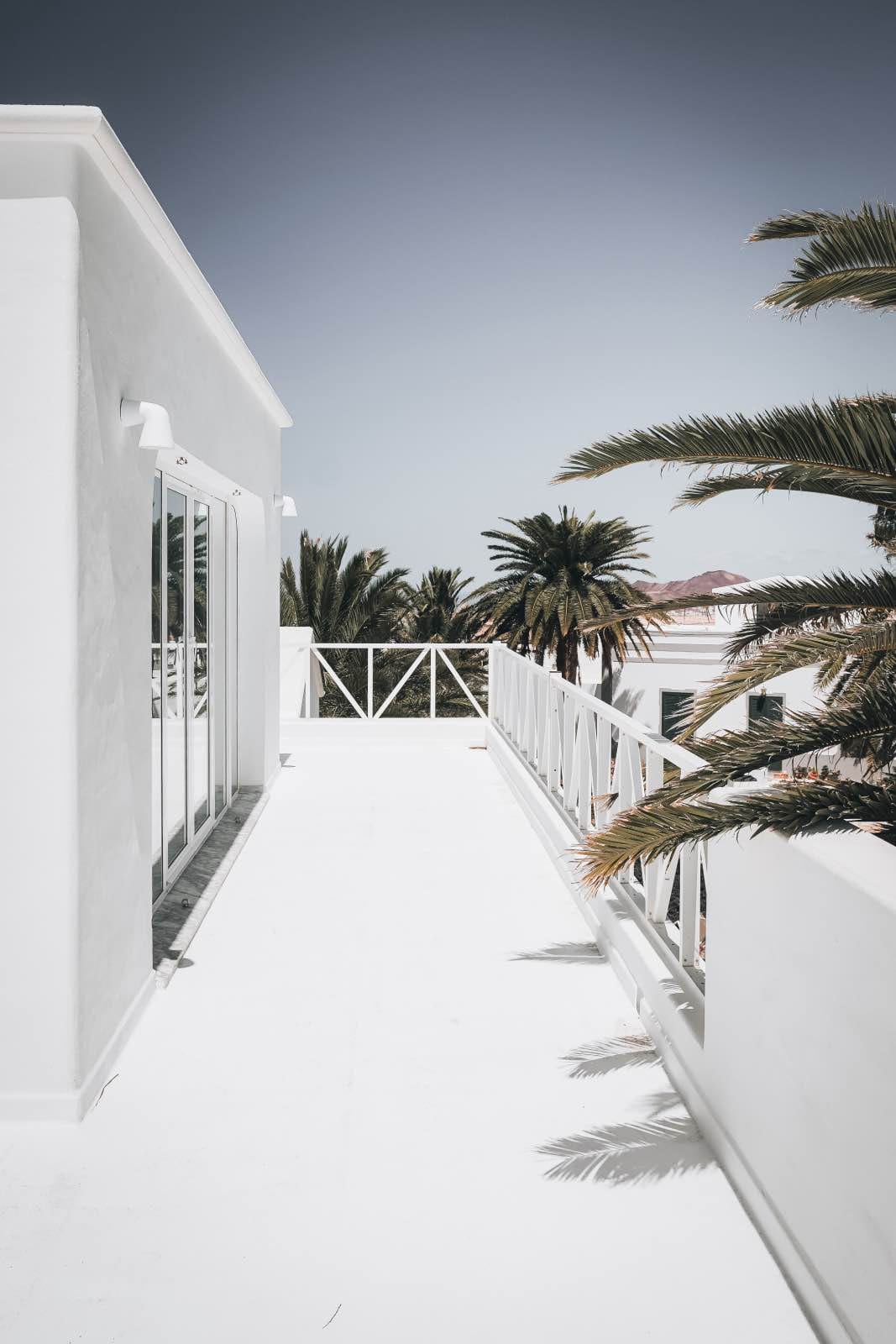 terraza blanca en casa moderna en lanzarote