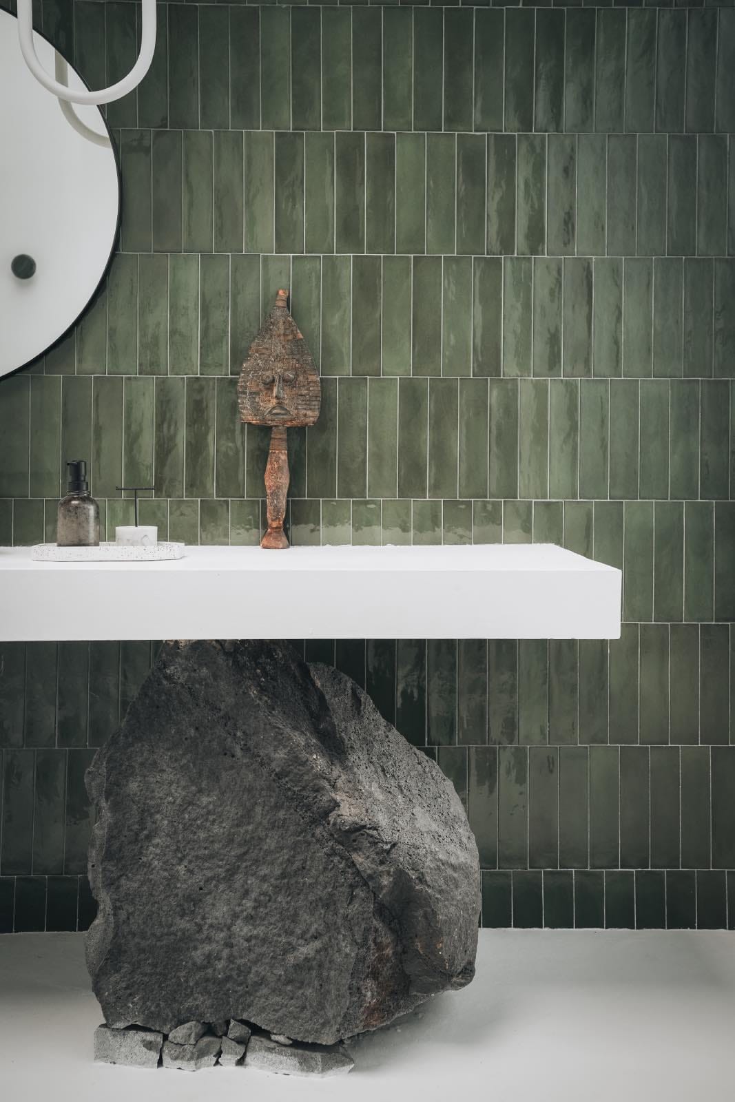 cuarto de baño con azulejos verdes, casa moderna con piscina en lanzarote