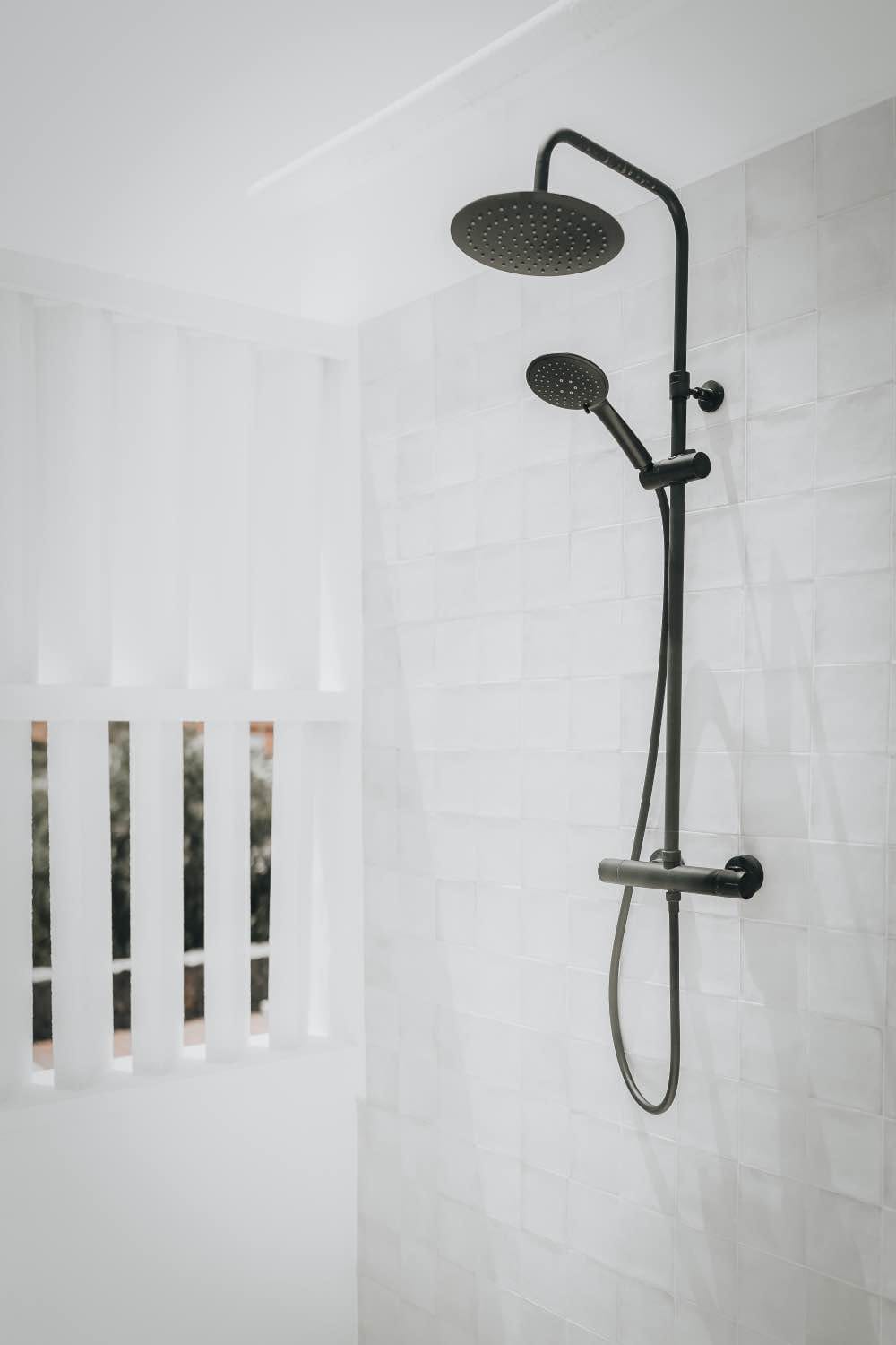 ducha de jardín, ducha exterior en casa moderna en lanzarote