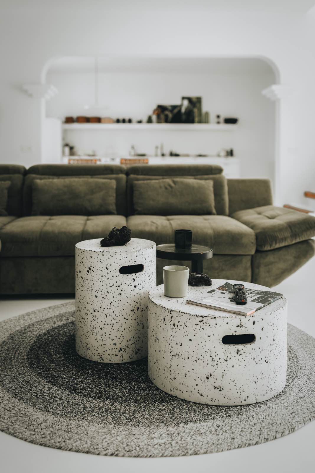 sala de estar moderna blanca y verde, villa amonita, lanzarote