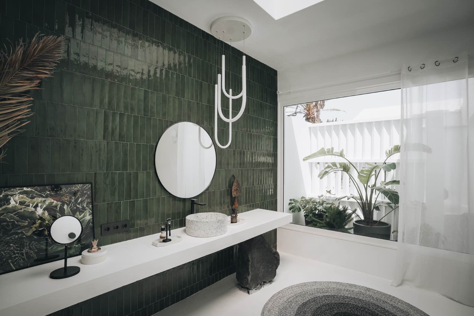cuarto de baño verde moderno con ventanales, villa amonita, casa moderna con piscina en lanzarote