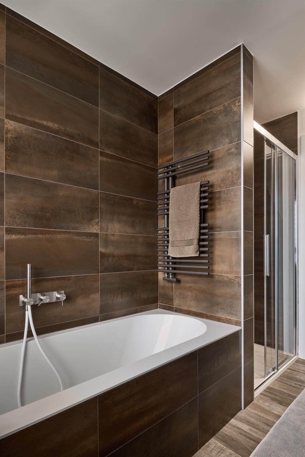 decoración de casa moderna de dos pisos en el lago iseo en italia, baño