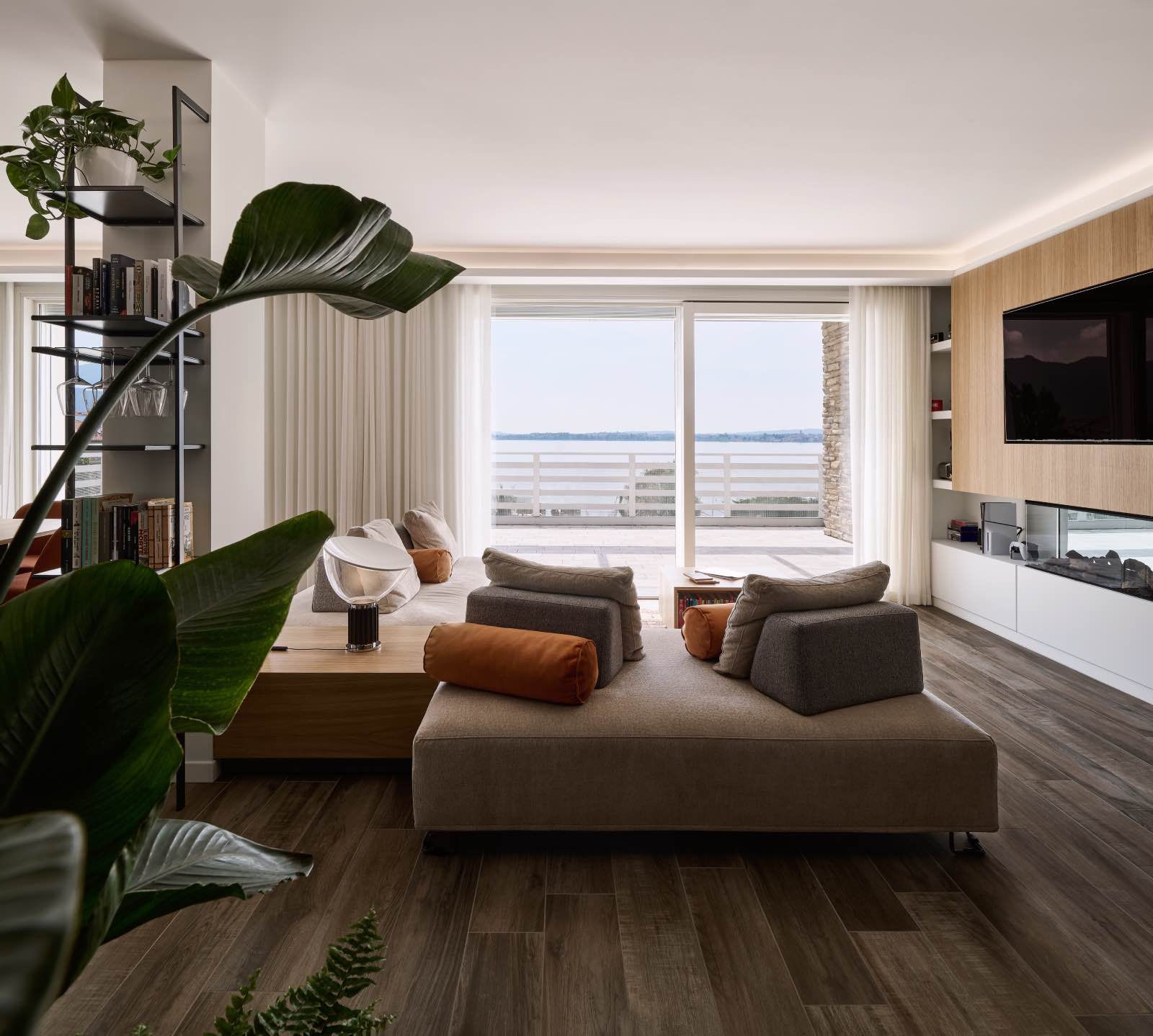 decoración de casa moderna de dos pisos en el lago iseo en italia