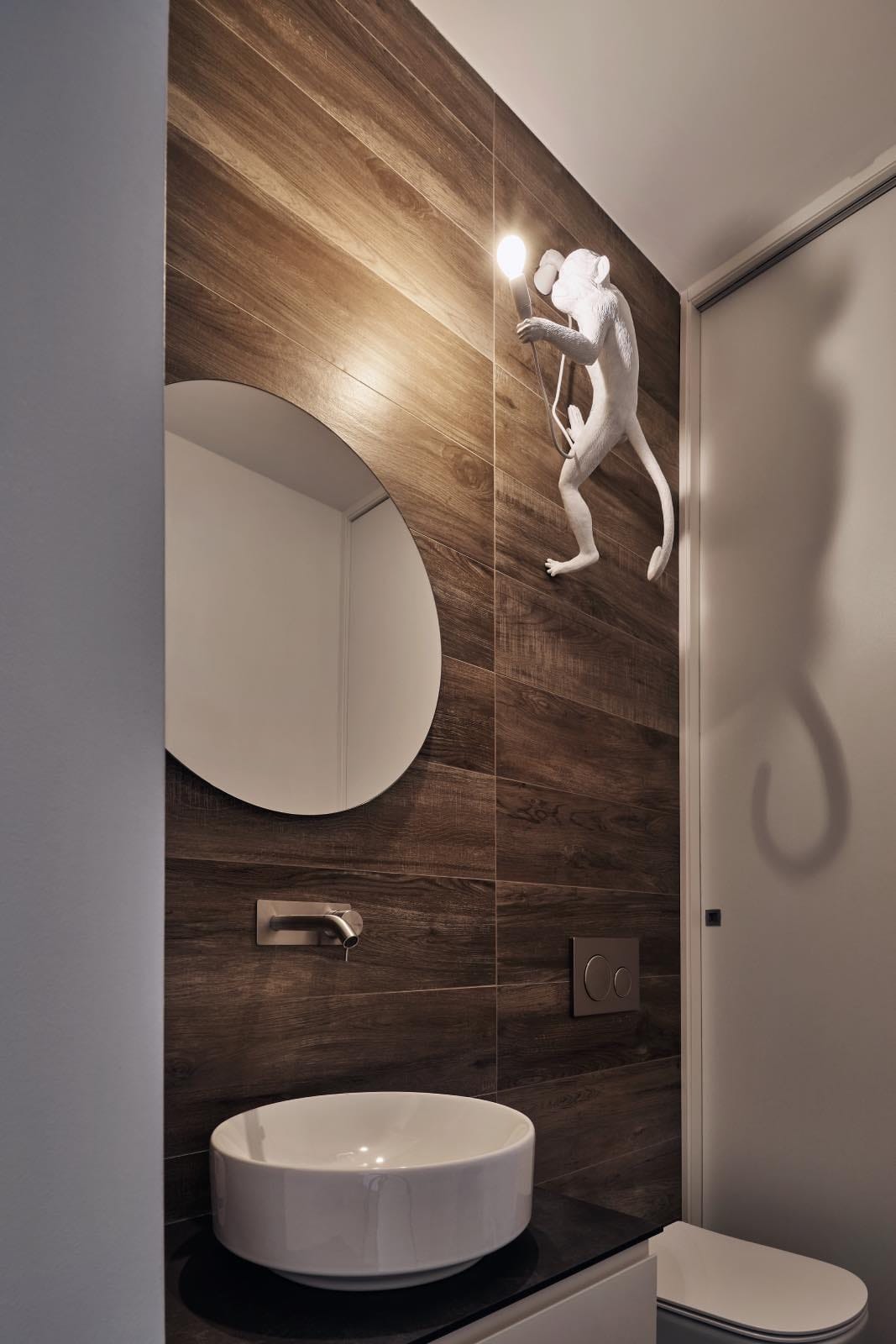 decoración de casa moderna de dos pisos en el lago iseo en italia, baño