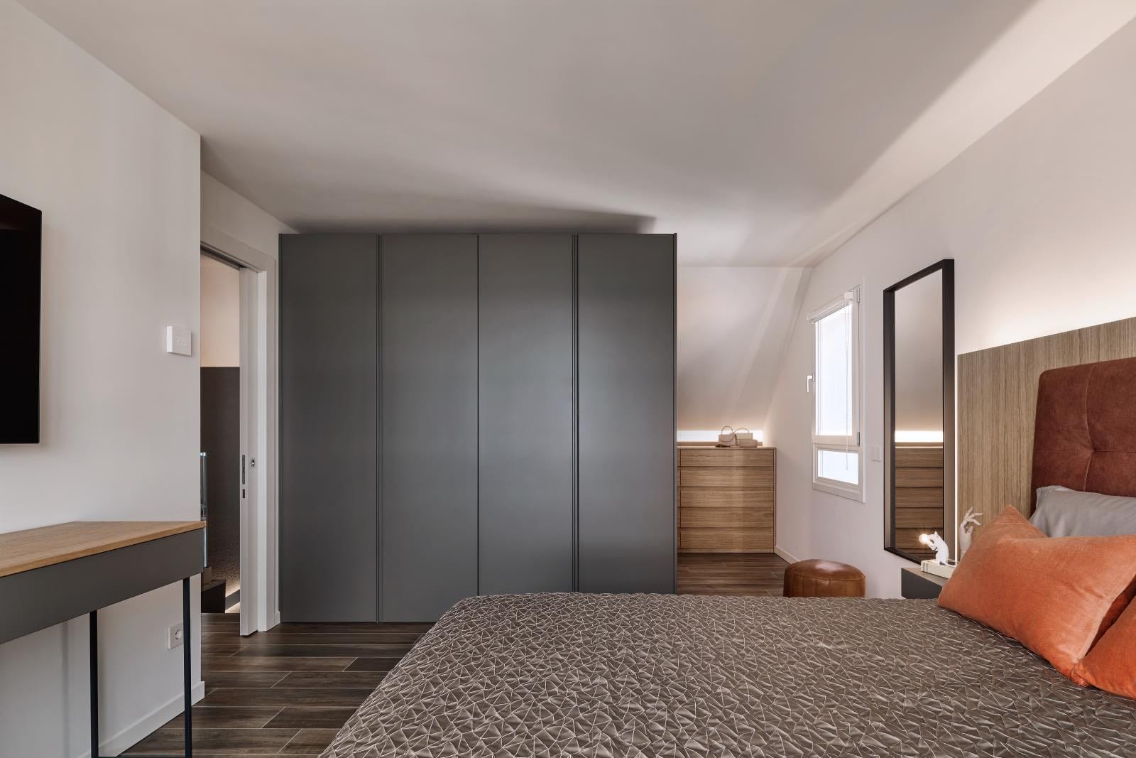 decoración de casa moderna de dos pisos en el lago iseo en italia