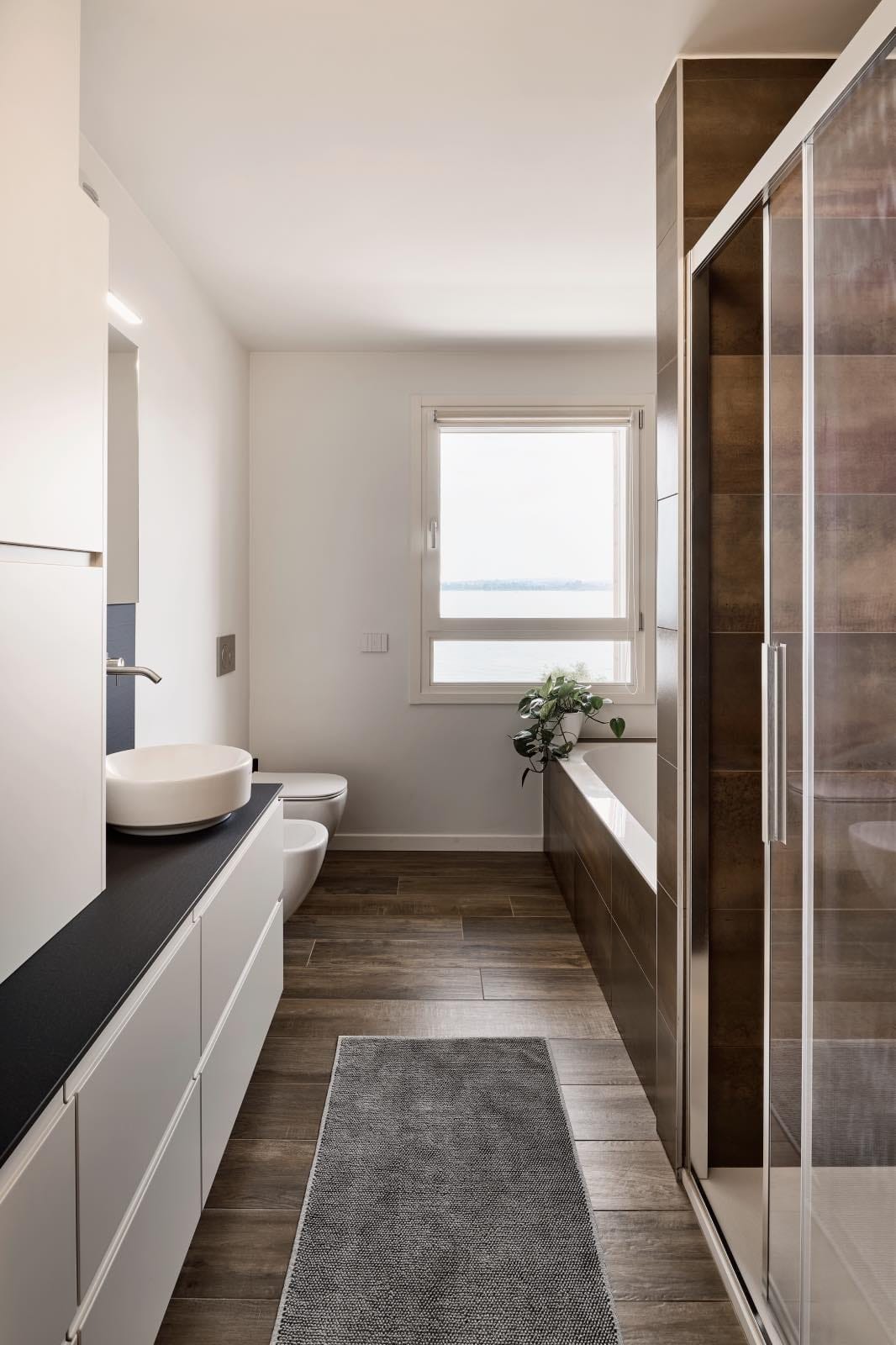 decoración de casa moderna de dos pisos en el lago iseo en italia, baño