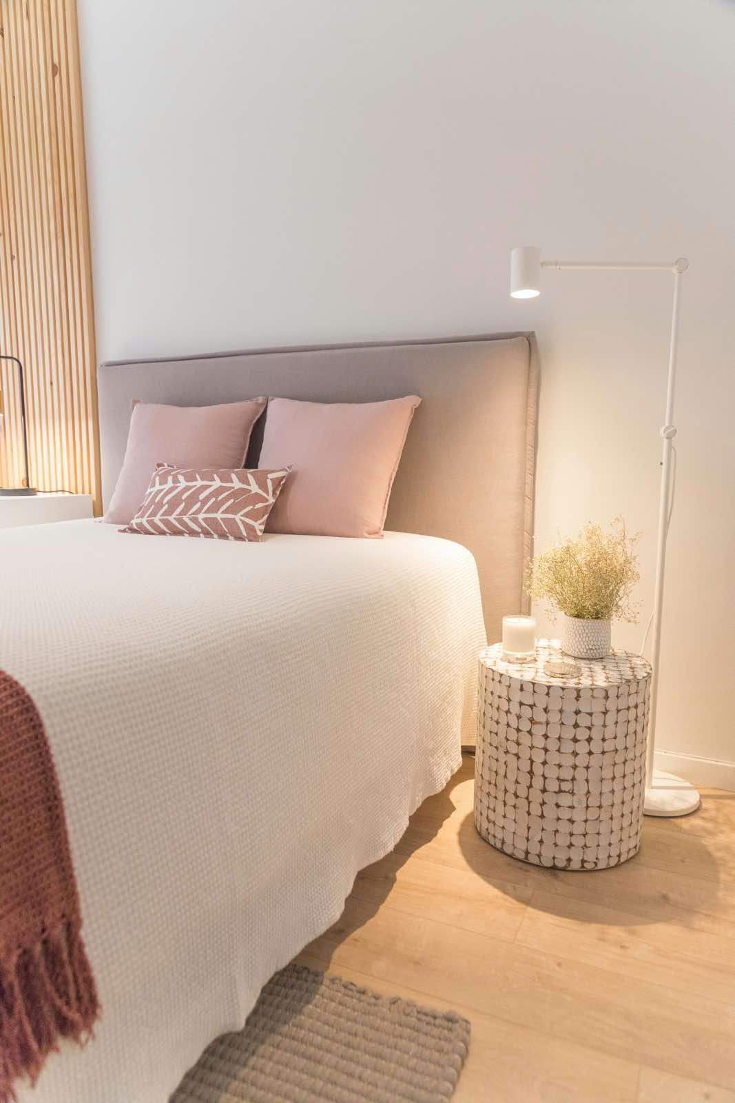 dormitorio con cabecero de tela, tipos de cabeceros de cama