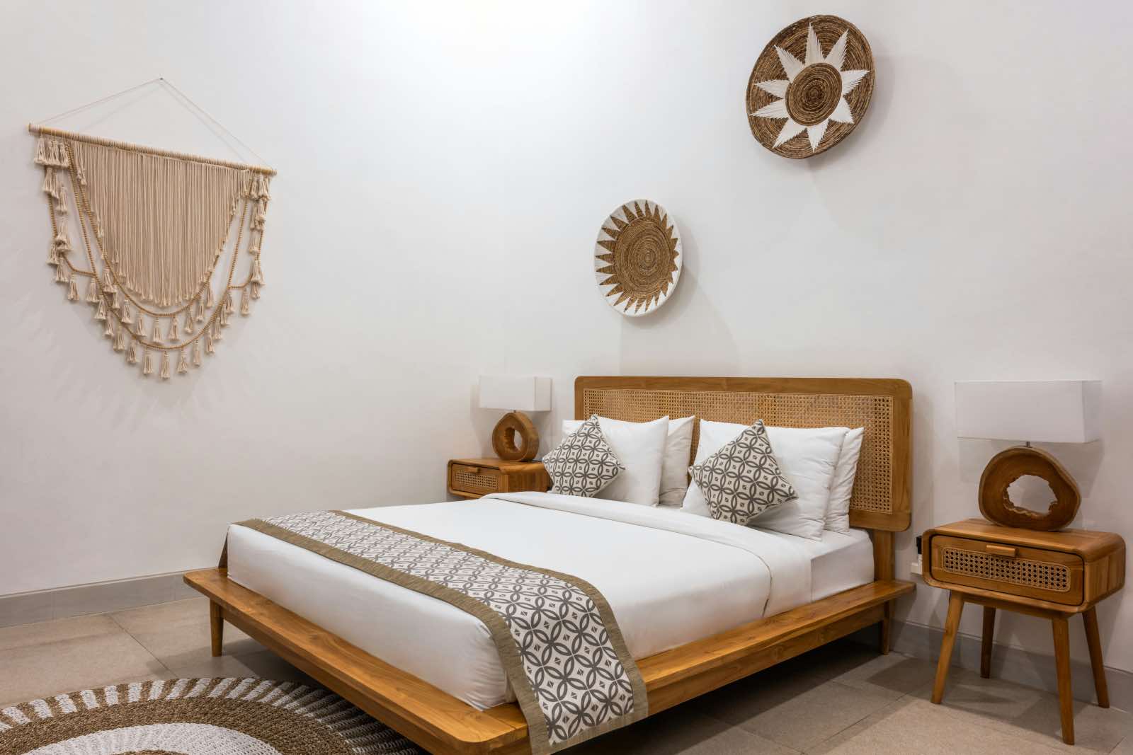 dormitorio con cabecero y muebles de madera