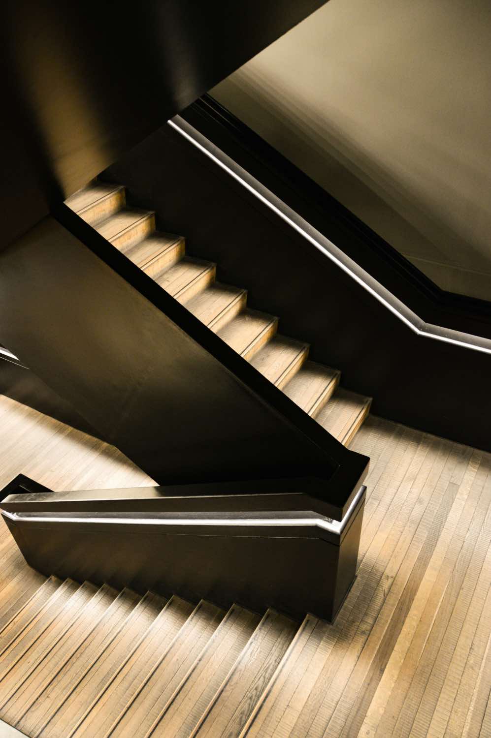 diseño de escaleras modernas negras