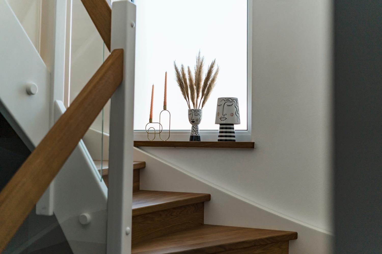 Diseño de escaleras con pasamanos. 