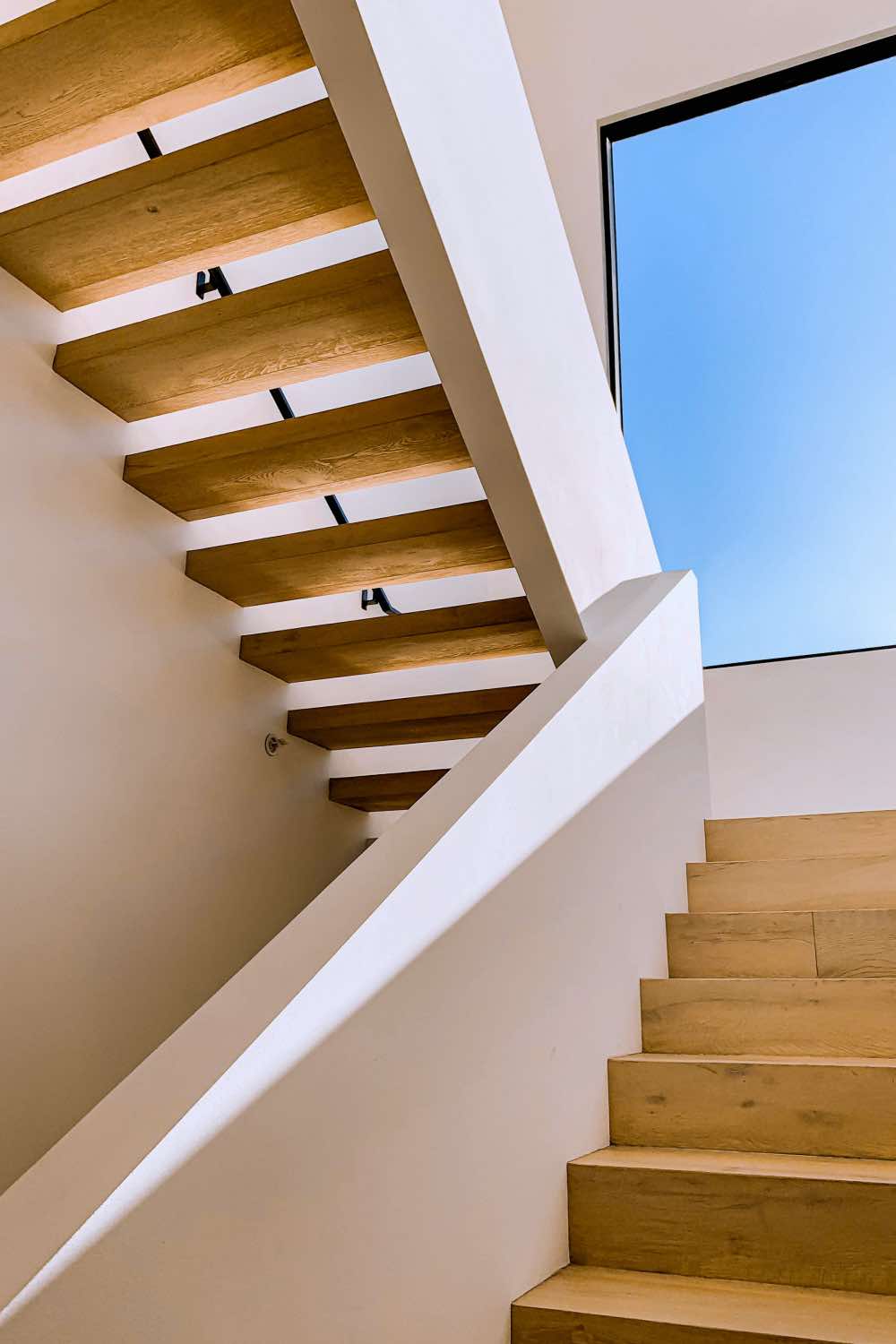 diseño de escaleras modernas blancas madera flotantes