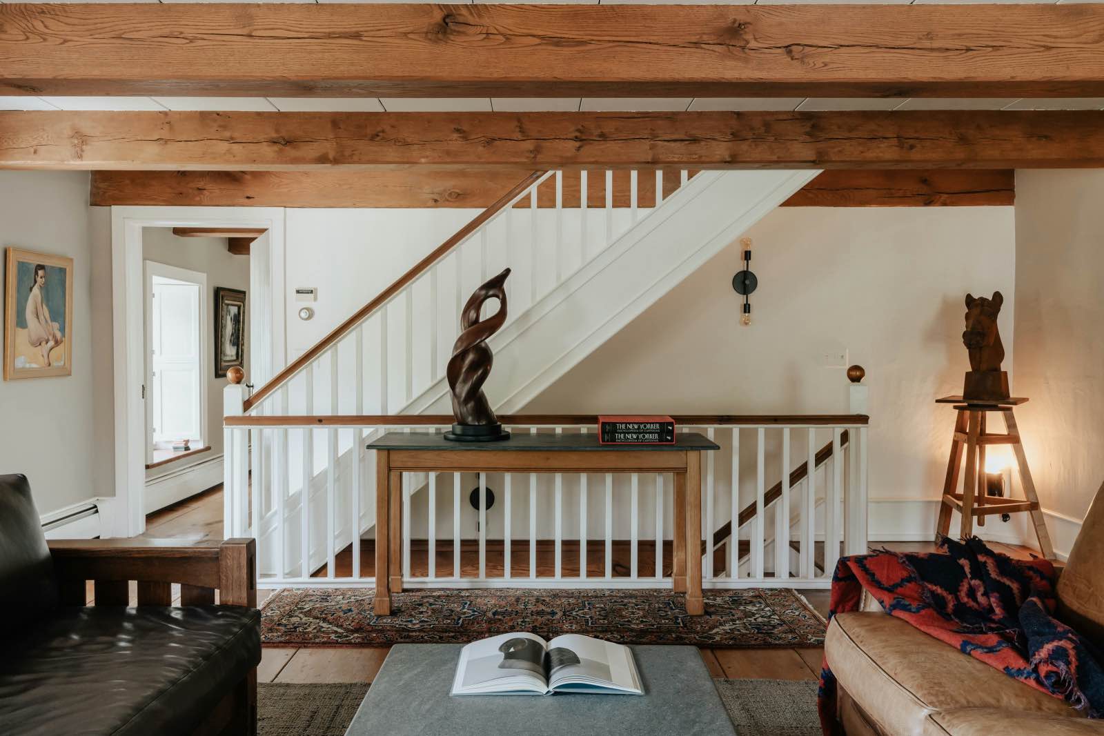 diseño de escaleras rústicas de madera blanca en sala de estar