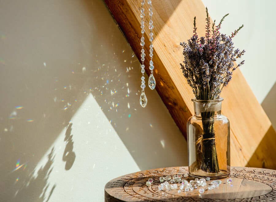 decoração com cristais e lavanda