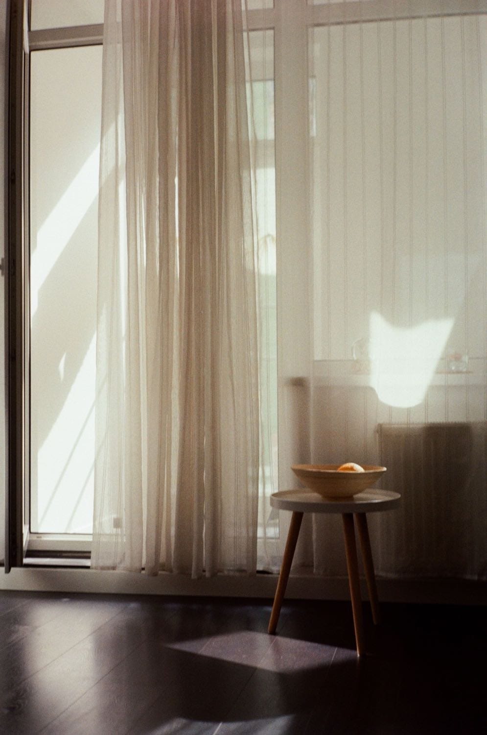 cortinas blancas,decoración relajada. consejos para hacer de tu hogar un lugar más relajante