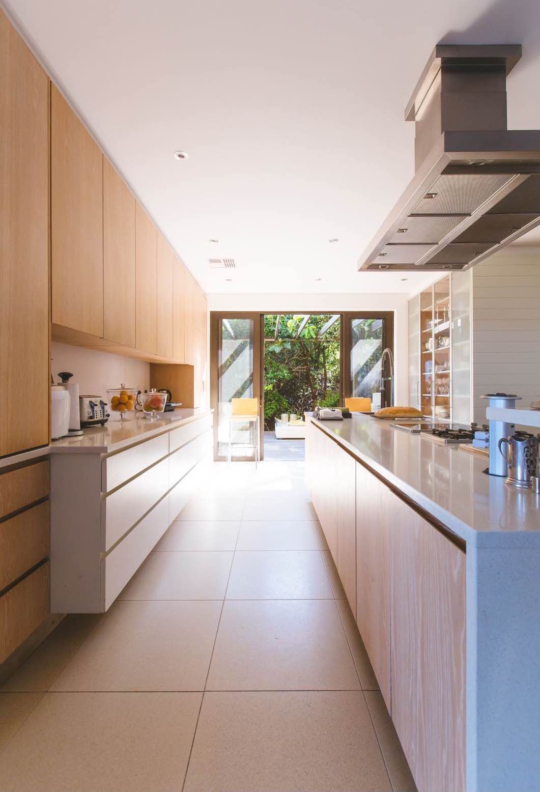 hogar relajante decoración, cocina luminosa blanca y madera