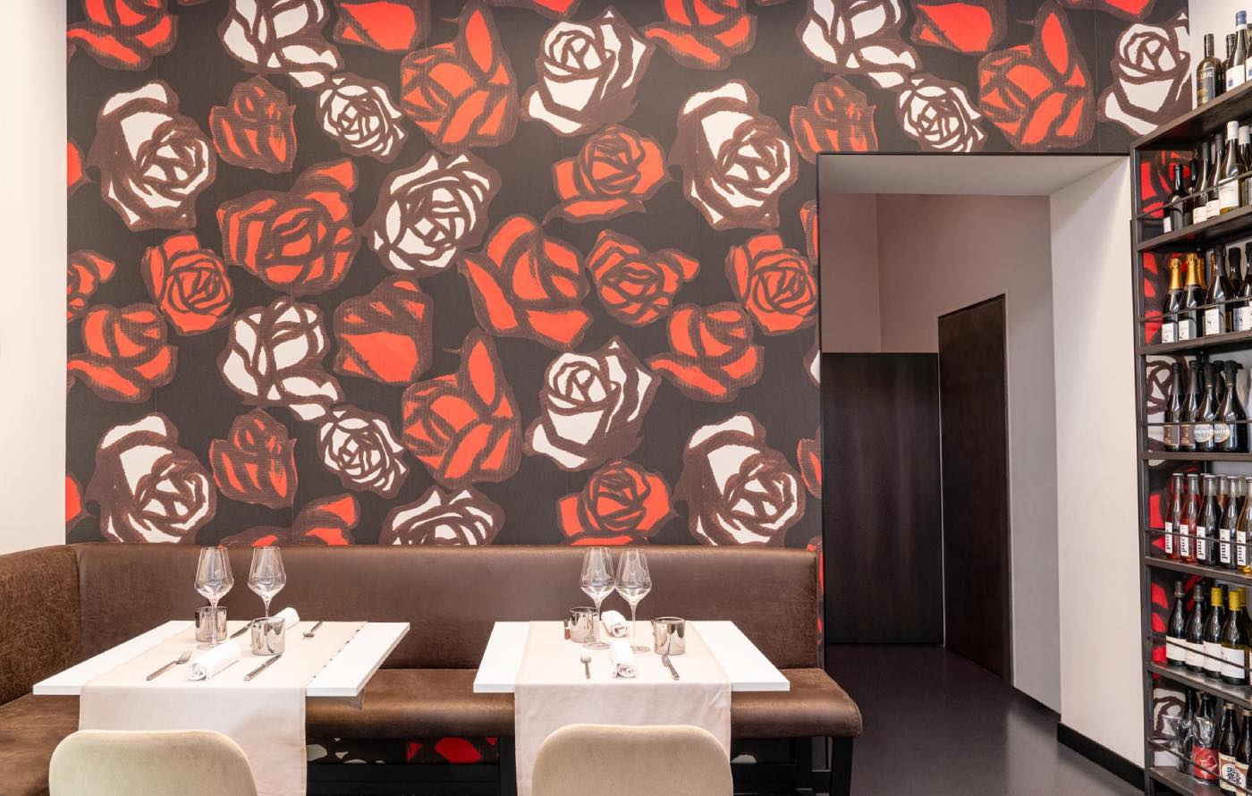 restaurante decorado con papel tapiz moderno