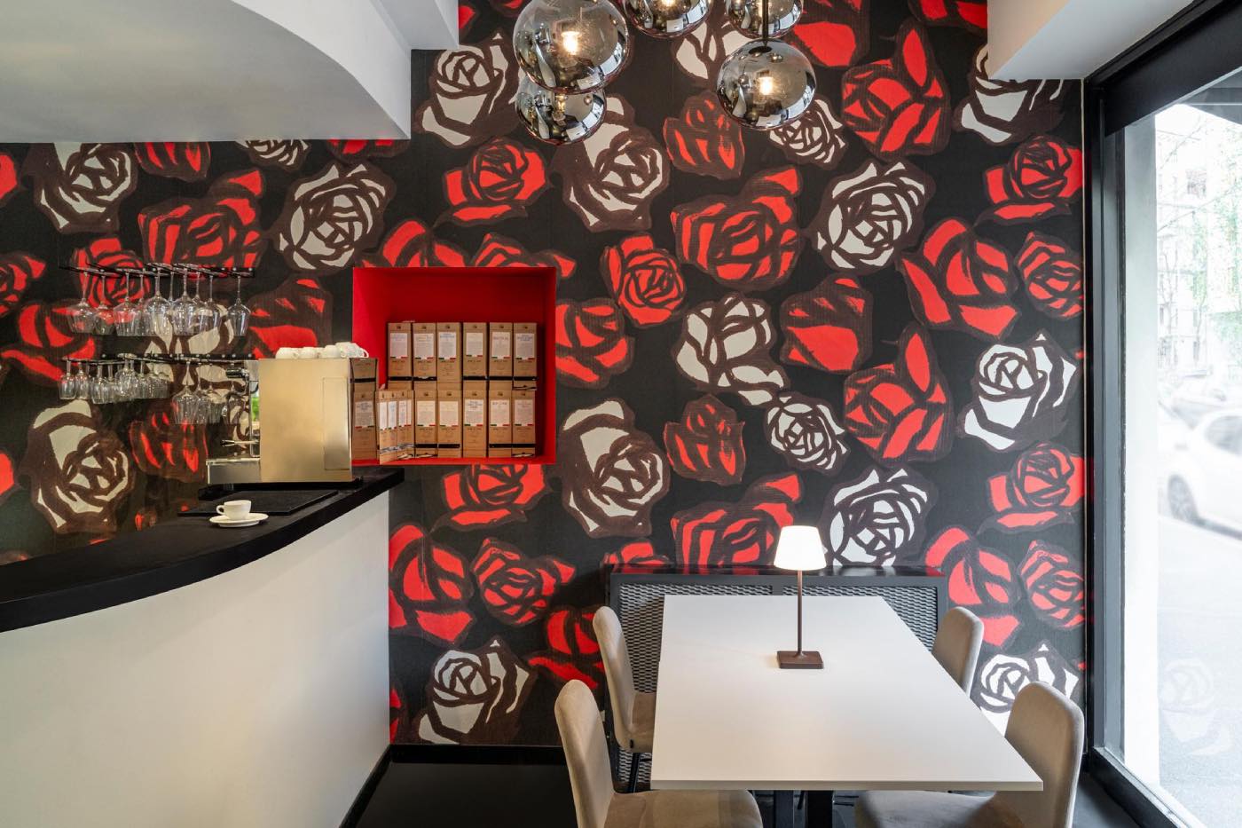 papel tapiz con rosas en decoración de restaurante