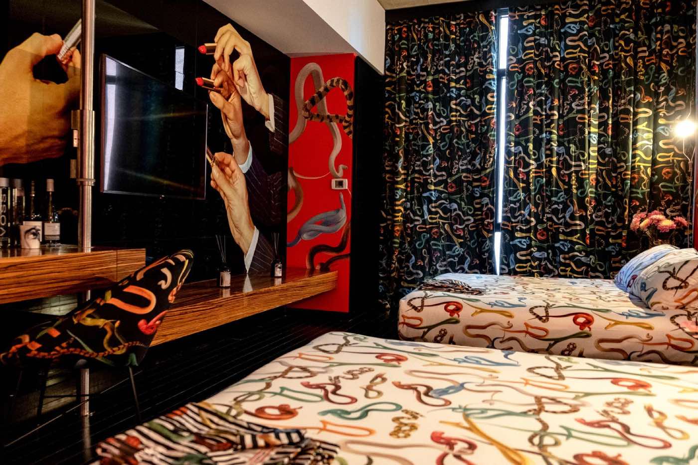 habitación de hotel con papel estampado de londonart