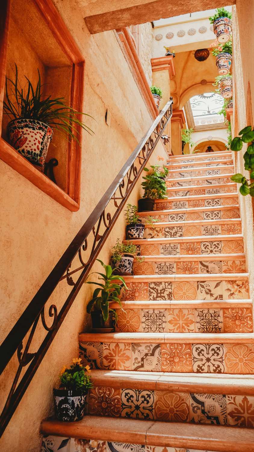 Tendencias de interiorismo: artesanía mexicana, escaleras con azulejos