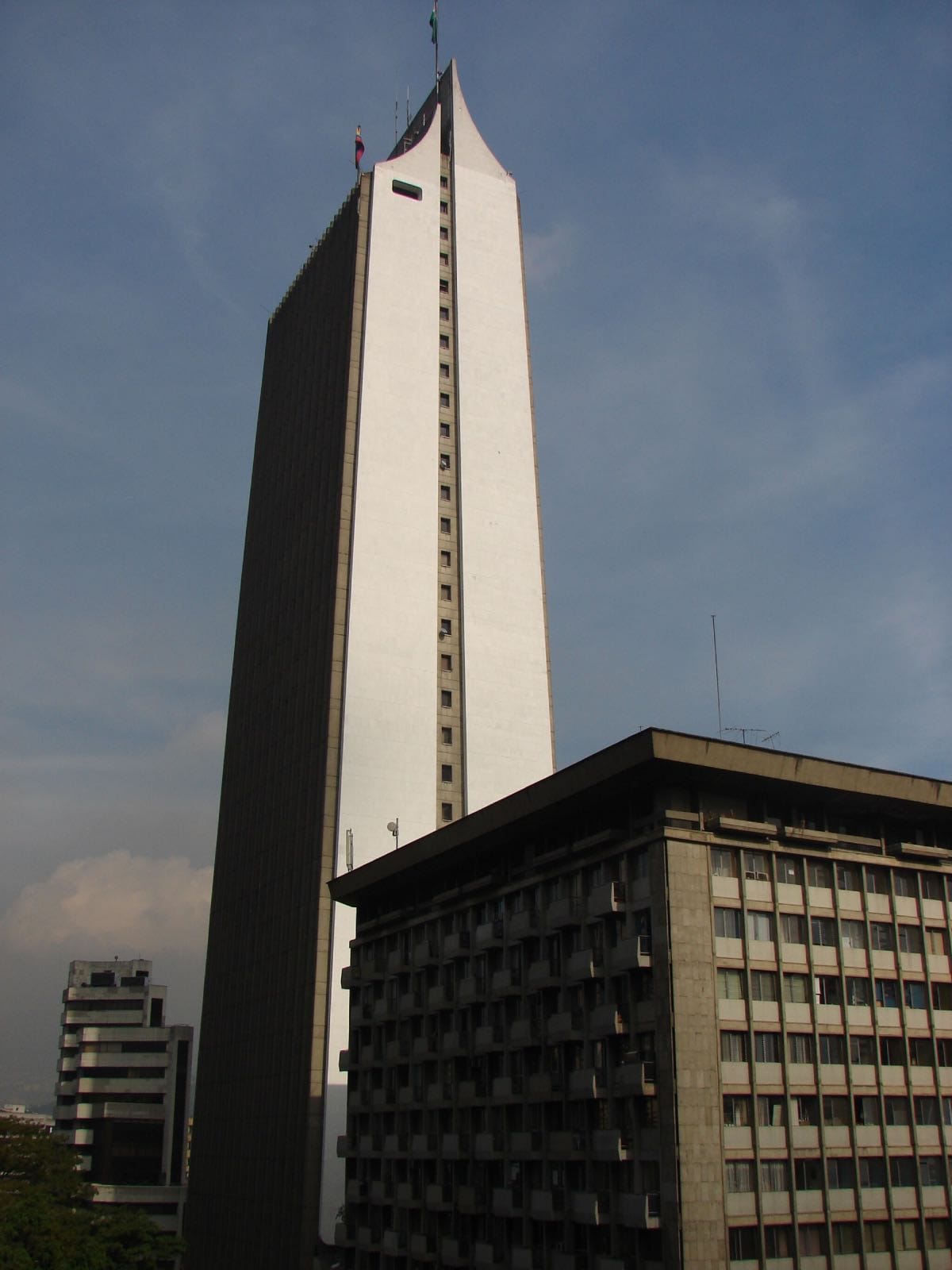 Arquitectos famosos colombianos: Edificio Coltejer, de Raúl Fajardo Moreno. medellín