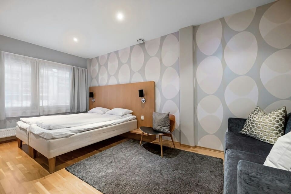 Quarto de casal com papel de parede de flamingo